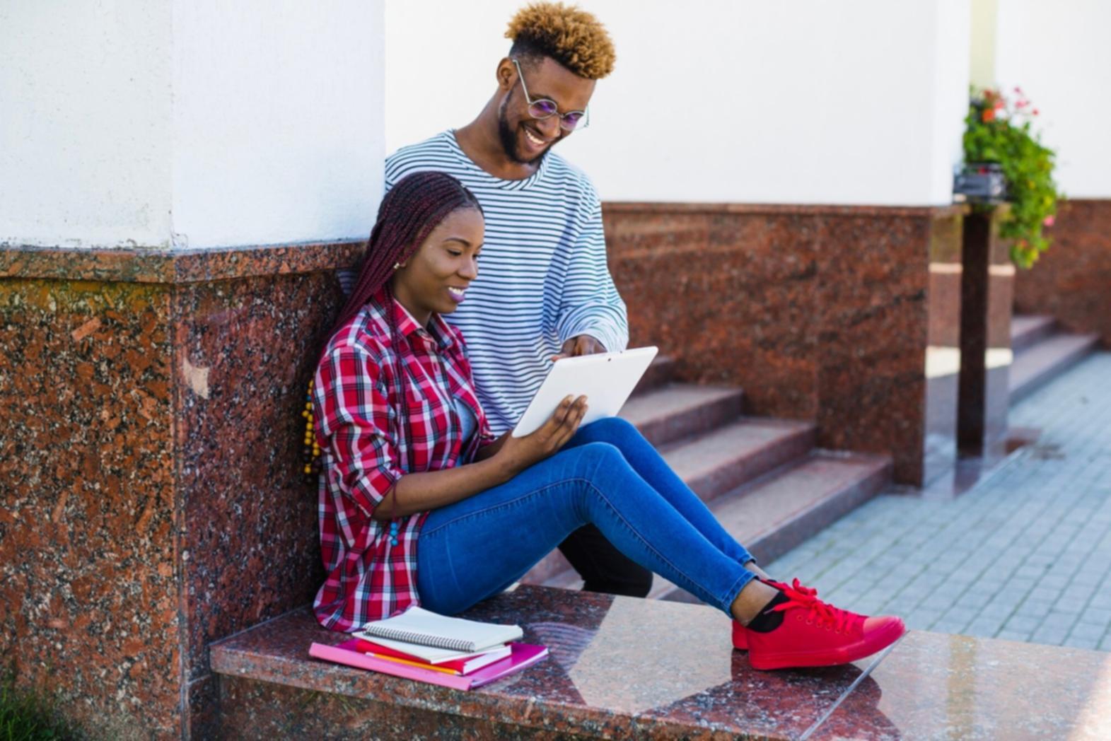 Tim developer Technolx melakukan code review sistem trading otomatis