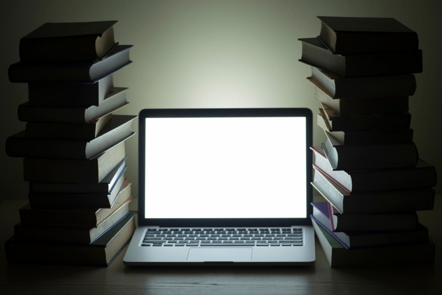 Kolaborasi tim dalam lingkungan kerja profesional