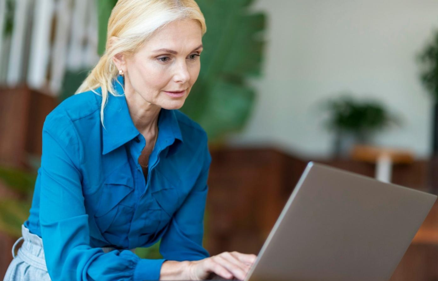 Ruang kerja tim Technolx dengan monitor trading dan sistem analisis pasar